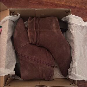 Women’s Clarks Taupe Suede Ankle Boots size 7W
